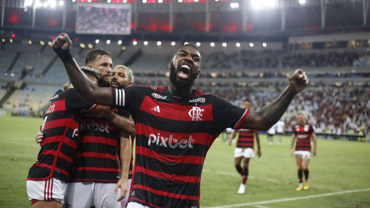 ANTES DE ENTRAR EM CAMPO, GERSON FAZ PEDIDOS AOS COMPANHEIROS NO VESTIÁRIO: "TEMOS QUE MANTER NOSSO RITMO..."